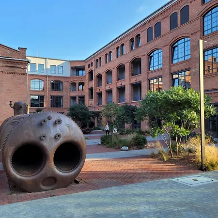 Factory In Historical Estate, Air Conditioned, Metro דירה ורשה