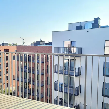 Factory In Historical Estate, Air Conditioned, Metro Apartament *